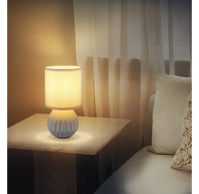 Stolní lampa na nočním stolku s látkovým stínidlem