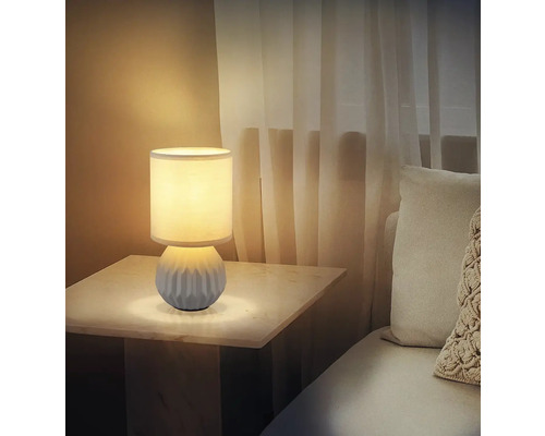 Stolní lampa na nočním stolku s látkovým stínidlem