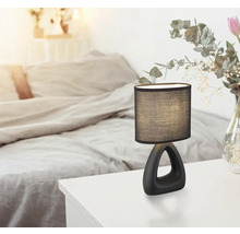Dekorativní stolní lampa na nočním stolku v ložnici.