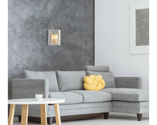 Obývací pokoj s šedou pohovkou, odkládacím stolkem a nástěnnou lampou