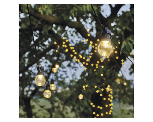 Dekorativní světelný řetěz s žárovkami ve venkovním prostředí