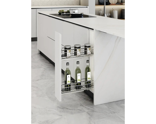 Kuchyňský ostrůvek s výsuvným kovovým regálem na koření, plný koření a lahví oleje.