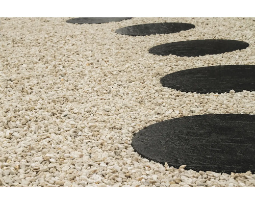 Zahradní chodník s kulatými stupnicemi a štěrkem