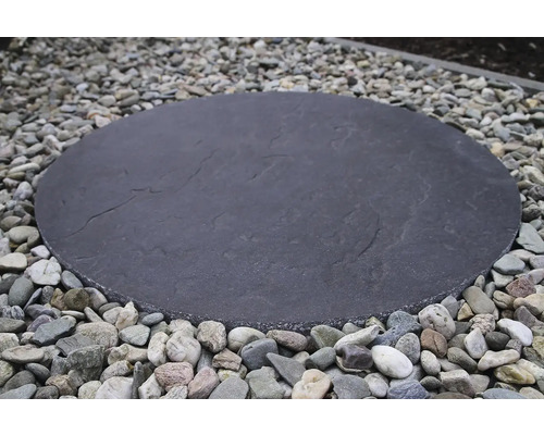 Kulatá nášlapná deska z kamene v zahradě