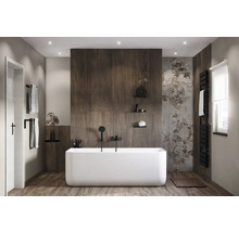 Moderní koupelna s volně stojící vanou, dřevěnými prvky a květinovými akcenty