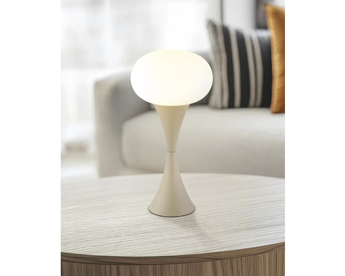 Dekorativní stolní lampa na stole