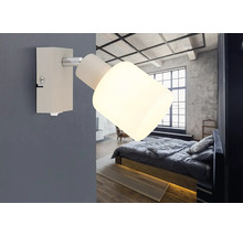 Nástěnné svítidlo v ložnici s moderním designem a příjemným osvětlením