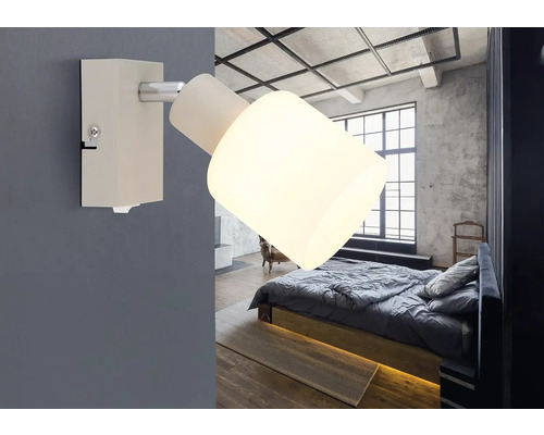 Nástěnné svítidlo v ložnici s moderním designem a příjemným osvětlením