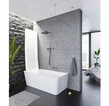 Moderní koupelna s volně stojící vanou, sprchovým závěsem a šedou výmalbou stěn