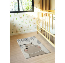 Dětský pokoj s kobercem a zvířecím motivem vedle dětské postýlky