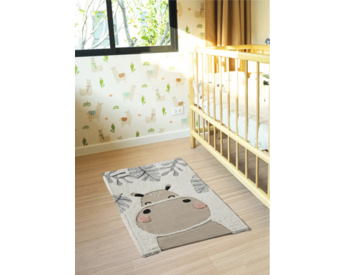 Dětský pokoj s kobercem a zvířecím motivem vedle dětské postýlky