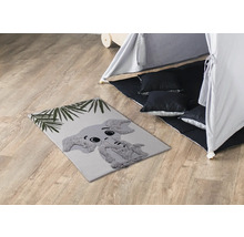 Herní pokoj s kobercem s motivem slona, hracím stanem a polštáři.