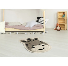 Dekorativní koberec s tygří tváří v dětském pokoji.