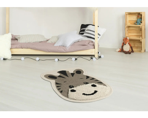 Dekorativní koberec s tygří tváří v dětském pokoji.
