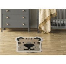 Dětský pokoj s komodou, dětskou postýlkou a kobercem s motivem tygra