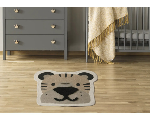 Dětský pokoj s komodou, dětskou postýlkou a kobercem s motivem tygra