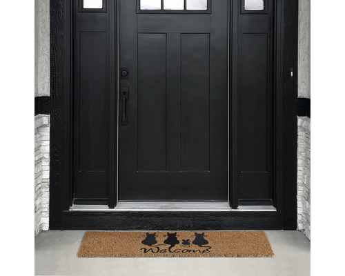 Rohožka před vchodovými dveřmi s motivem kočky a nápisem Vítejte