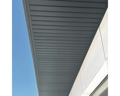 Šedé podhledy s vodorovnými panely.