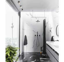 Moderní koupelna s mramorovými obklady, sprchou, umyvadlem a výhledem na berlínskou televizní věž