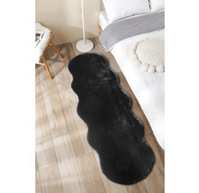 Černý koberec v ložnici na dřevěné podlaze