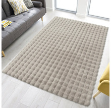 Obdélníkový koberec s prošívaným designem v světlém obývacím pokoji