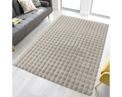 Obdélníkový koberec s prošívaným designem v světlém obývacím pokoji