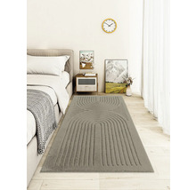 Ložnice s postelí a šedým kobercem se vzorem