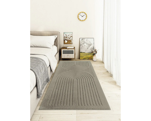 Ložnice s postelí a šedým kobercem se vzorem