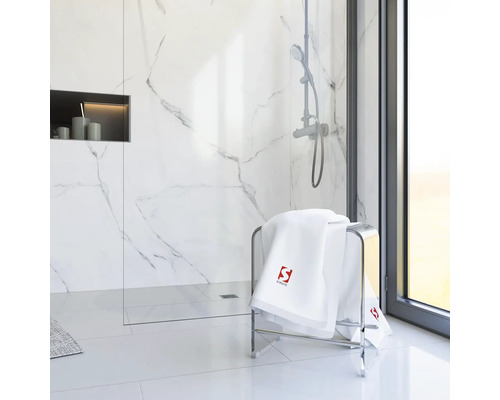 Moderní koupelna s držákem na ručníky, ručníky, sprchou a úložným prostorem