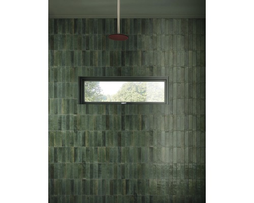 Koupelna se zelenými obkládačkami, oknem a dešťovou sprchou