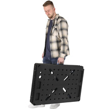 Muž nese složený pracovní stůl