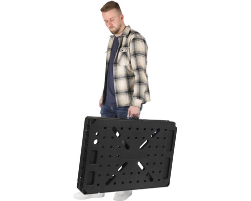 Muž nese složený pracovní stůl