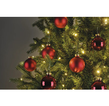 Ozdobený vánoční stromek s červenými koulemi a světly