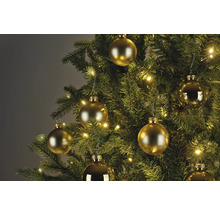 Detailní záběr vánočního stromku se zlatými koulemi a světly