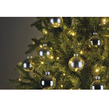 Ozdobený vánoční stromeček s baňkami a světelným řetězem