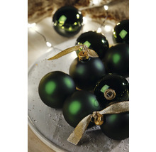 Dekorativní zelené vánoční koule na talíři se zlatými stuhami