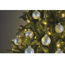 Vánoční stromek s ozdobami a světelným řetězem