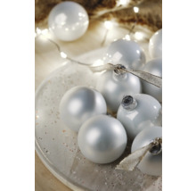 Dekorativní vánoční koule na talíři se světelným řetězem