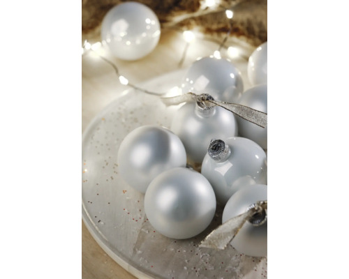 Dekorativní vánoční koule na talíři se světelným řetězem