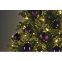 Ozdobený vánoční stromek s ozdobami a světelným řetězem