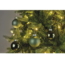 Vánoční stromek zdobený zelenými ozdobami a světelným řetězem