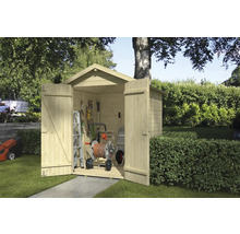 Zahradní domek s otevřenými dveřmi, plný zahradního nářadí a nástrojů, na zahradě