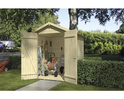 Zahradní domek s otevřenými dveřmi, plný zahradního nářadí a nástrojů, na zahradě