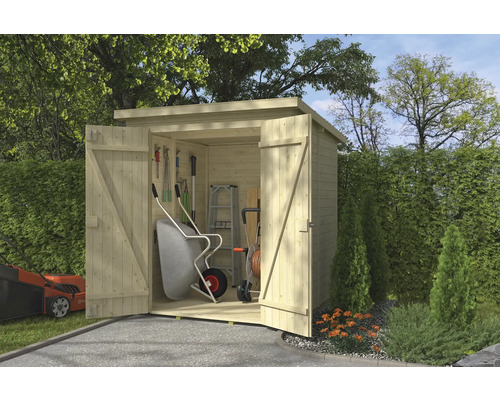 Dřevěná zahradní kůlna s otevřenými dveřmi a zahradním nářadím