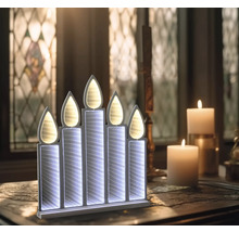 Dekorativní LED svíčková lampa s pěti svíčkami na stole