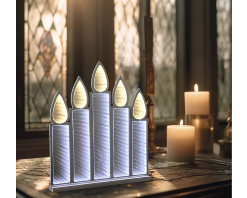 Dekorativní LED svíčková lampa s pěti svíčkami na stole