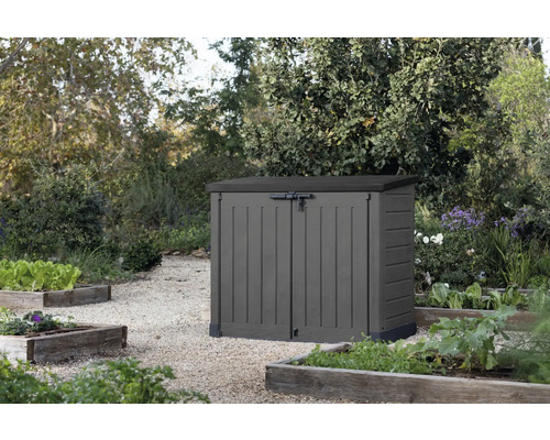 Plastová zahradní skříňka se zamykatelnými dveřmi na zahradě