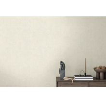 Dekorativní scéna s komodou, sochou a bytovými doplňky