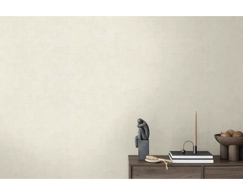 Dekorativní scéna s komodou, sochou a bytovými doplňky