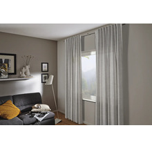 Obývací pokoj s okenní dekorací a závěsem na záclonové tyči